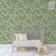 Behang, kinderbehang met gele bloemen op groene achtergrond.