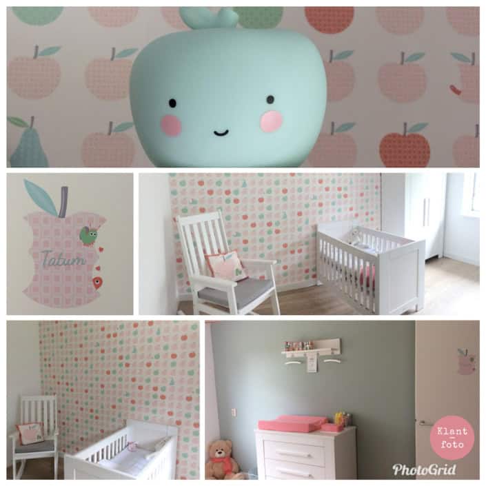 Kinderkamer met pastel behang en decor Behang, kinderbehang met pastel kleuren en schattige figuren.