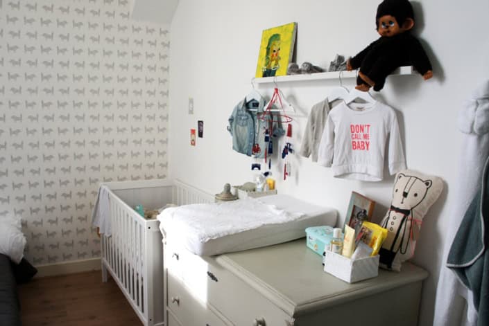 Behang-vosjes-babykamer Behang en kinderbehang in kinderkamer met speelgoed en decoratie.