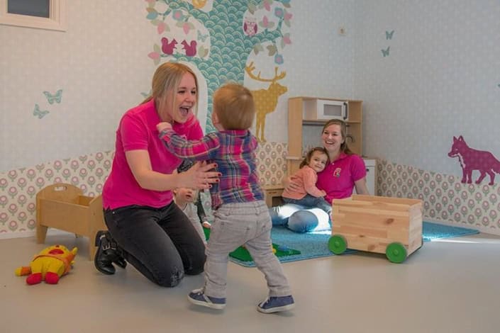 Speelkamer met kleurrijk behang Speelkamer met behang, kinderbehang en vrolijke kinderen.