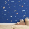 Kinderbehang ruimte fotobehang Space Stories van Perron 11 in luminous blue in kinderkamer
