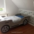 Kinderbehang met autolijn in kinderkamer.