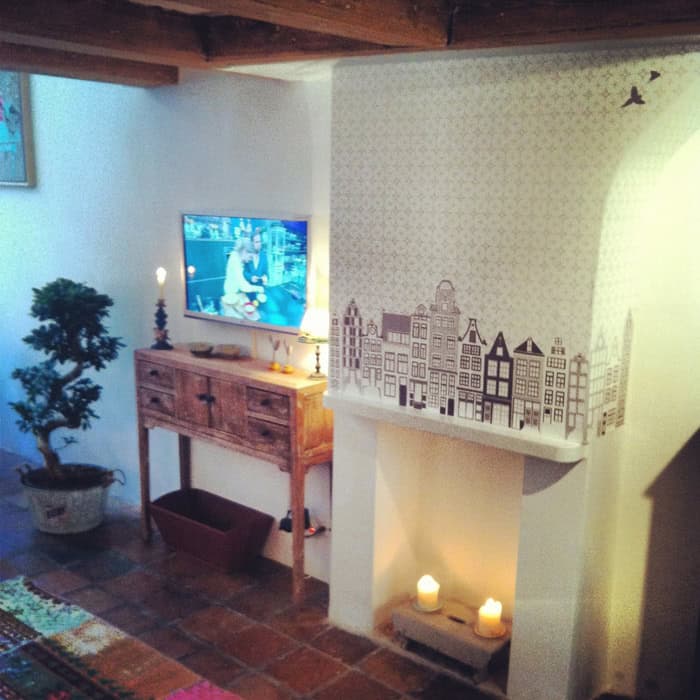 Grachtenpand-Behang-Schouw-2 Behang en kinderbehang in een gezellige woonkamer.