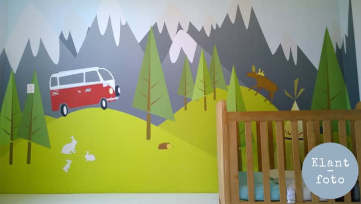 Kinderbehang-bos-camperbus Behang met bos en dieren, kinderbehang voor de kinderkamer.