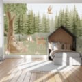 Kinderbehang mural van een geschilderd bos met naaldbomen, paddestoelen en bosdieren zoals drie beren, een hert, eekhoorn, vosjes en een uil