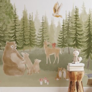 Babybehang mural van een geschilderd bos met naaldbomen, paddestoelen en bosdieren zoals drie beren, een hert, eekhoorn, vosjes en een uil