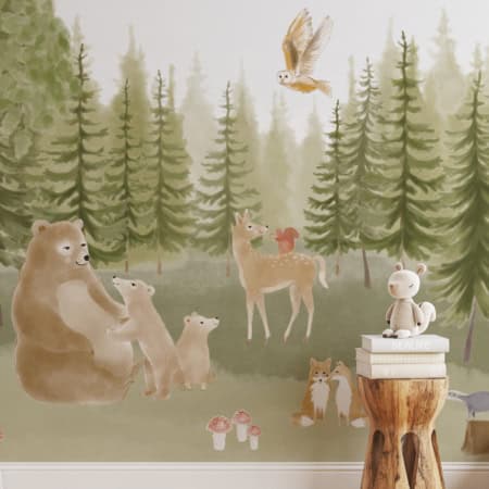 Babybehang mural van een geschilderd bos met naaldbomen, paddestoelen en bosdieren zoals drie beren, een hert, eekhoorn, vosjes en een uil
