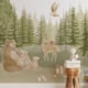 Babybehang mural van een geschilderd bos met naaldbomen, paddestoelen en bosdieren zoals drie beren, een hert, eekhoorn, vosjes en een uil