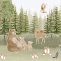Babybehang mural van een geschilderd bos met naaldbomen, paddestoelen en bosdieren zoals drie beren, een hert, eekhoorn, vosjes en een uil - design van Perron 11