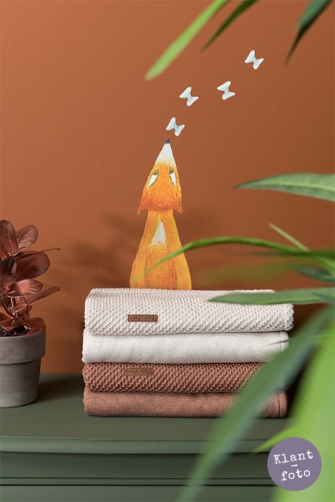Decoratief wandstuk met vlinders Behang, kinderbehang met vlinders en een dierfiguur.