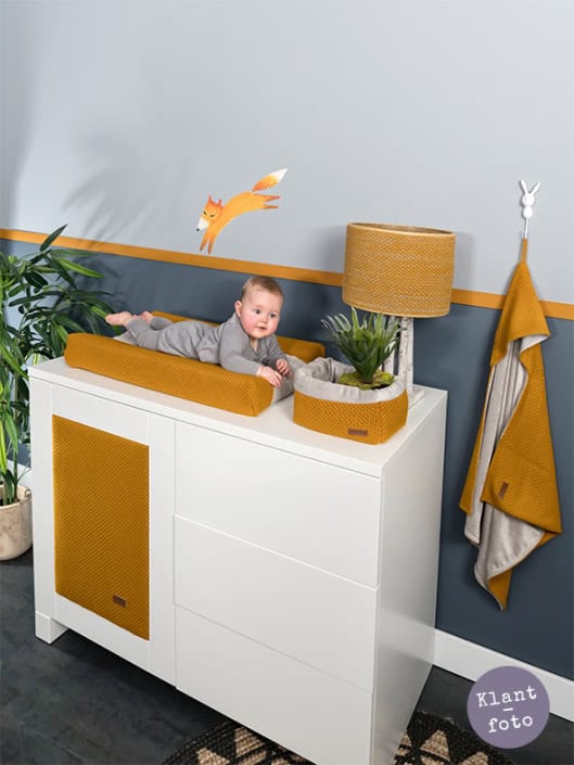 Kinderkamer met speelse decoratie Behang en kinderbehang met een vrolijke vos en konijn, speelse muurdecoratie voor de kinderkamer.