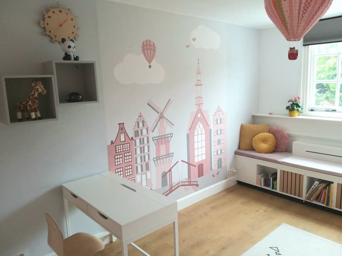 Kinderkamer met stadsthema behang Behang, kinderbehang met stad, luchtballon en windmolen.