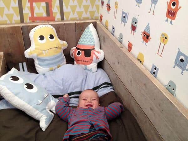 Monsterkussens kinderkamer Behang en kinderbehang met vrolijke monsters en dieren.