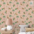 Kinderbehang met tijgers, palmbomen en planten, speels ontwerp.