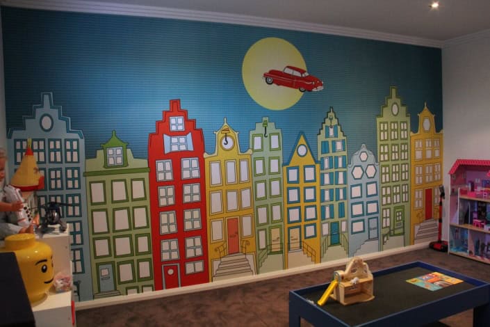 Kinderkamer met kleurrijk behang Behang, kinderbehang met stad en auto, voor een speelse kinderkamer.