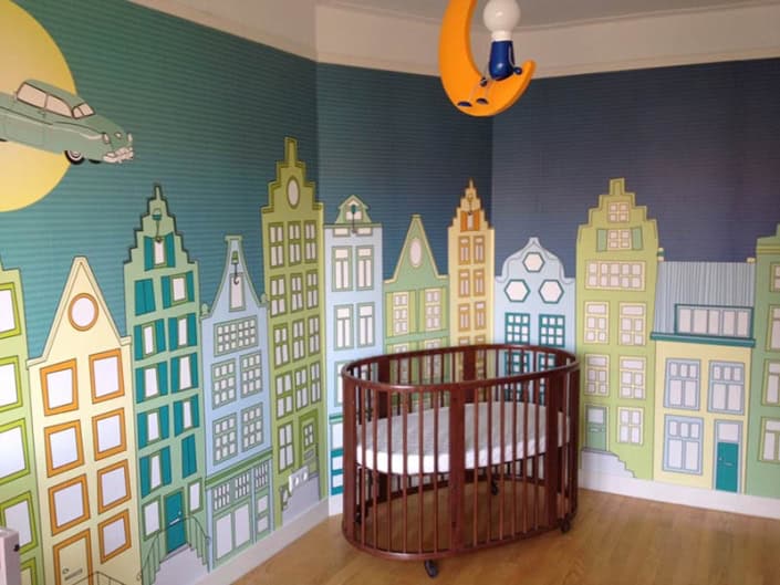 Kinderkamer met stadsthema behang Behang, kinderbehang, stad, huizen, auto, luchtballon.