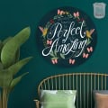 Behang, kinderbehang met tekst en vlinders, bloemen en vogels.