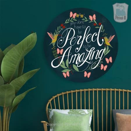 Behang, kinderbehang met tekst en vlinders, bloemen en vogels.