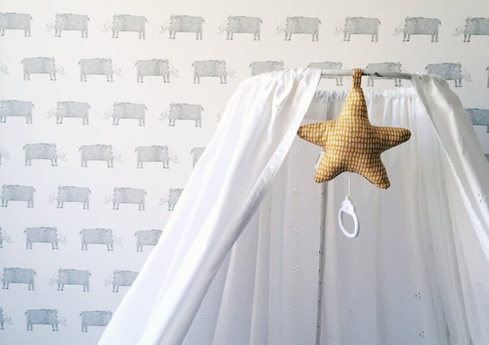 babykamer-behang-zwijntjes-wieg2 Behang met kinderbehang met dieren en sterren, kinderkamer decoratie.