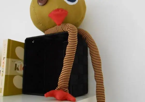 Behang, kinderbehang met een speelse pop met lange armen en een grote oog.