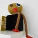 Behang, kinderbehang met een speelse pop met lange armen en een grote oog.