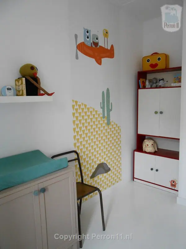 Behang, kinderbehang met dieren en cactus in kinderkamer.