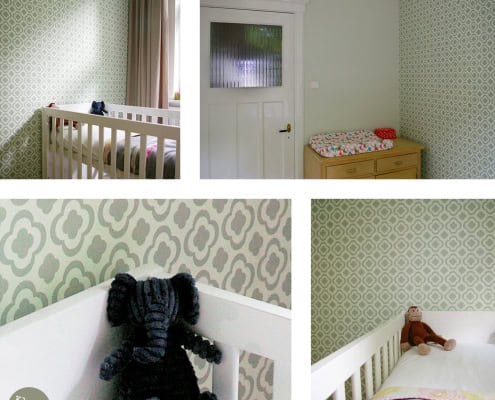 Behang en kinderbehang in een kinderkamer, zachtgroen en wit.