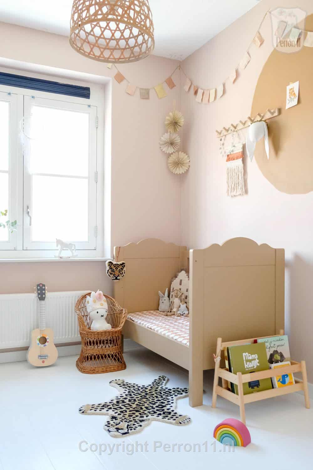 Behang en kinderbehang in een gezellige kinderkamer.