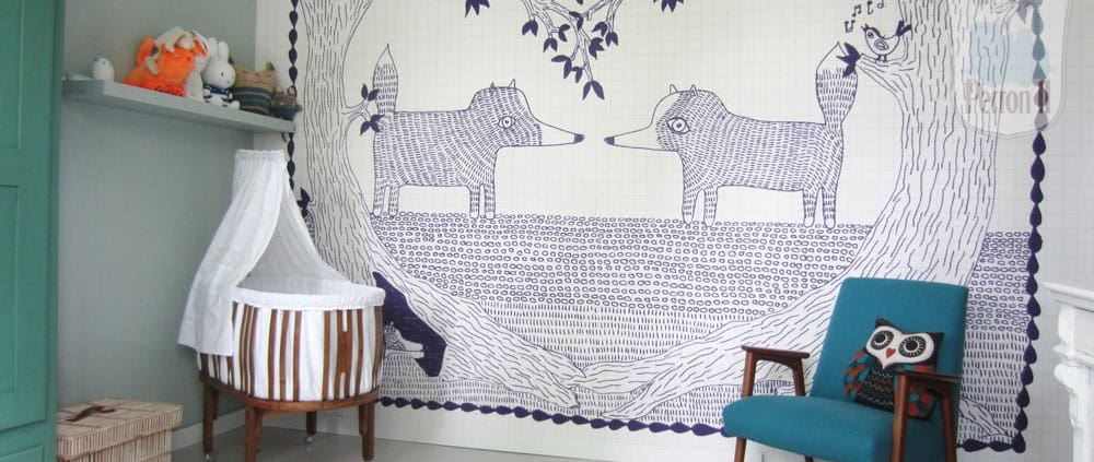 Behang met kinderbehang met dieren en bomen in neutrale kleuren.
