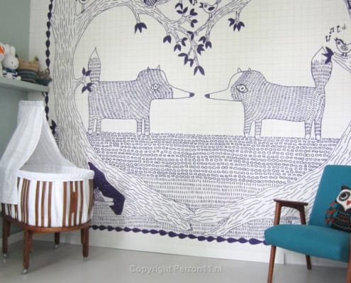 Behang met kinderbehang met dieren en bomen in neutrale kleuren.