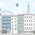 Kinderbehang met stadsgezicht en luchtballonnen.