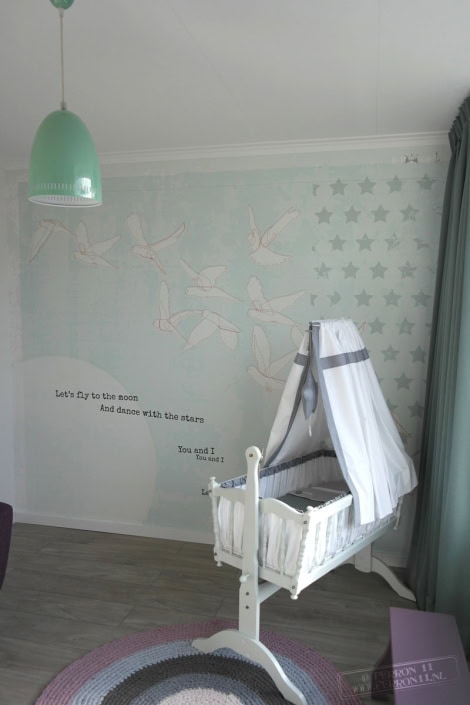 behang-Perron11-vogels-gedichtje-babykamer Behang met vogels en sterren voor kinderkamer, kinderbehang.