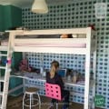 Kinderbehang met blauwe en groene appeltjes, kinderkamer decor.