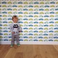 Behang, kinderbehang met auto's in blauw en groen.