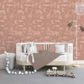 Behang, kinderbehang met dierenprint in roze tinten.