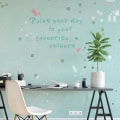 Behang, kinderbehang met tekst en stippen in pastelkleuren.