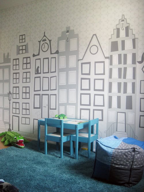 Kinderkamer met stadsgevel behang Behang, kinderbehang met stadsgevels voor kinderkamer.