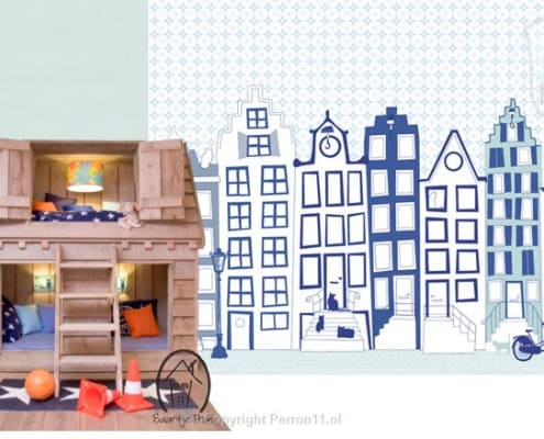 Behang met kinderbehang van een stad met gebouwen en een fiets.