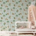 Kinderbehang met tijgers, palmbomen en woorden zoals 'WROK' en 'PURR'.