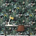 Behang, kinderbehang met tropische vogels en bladeren.