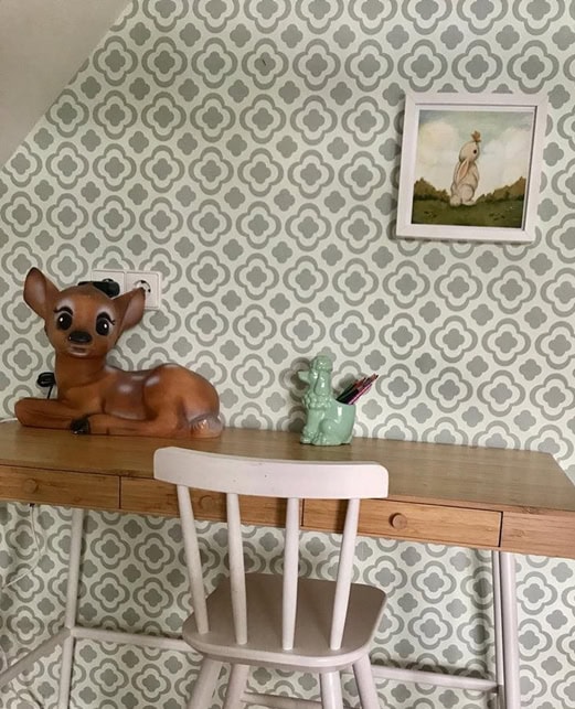 behang-kinderkamer-retro-bloem-grijsgroen Behang, kinderbehang met grijze bloemmotief.