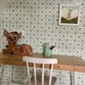 Behang, kinderbehang met grijze patronen.