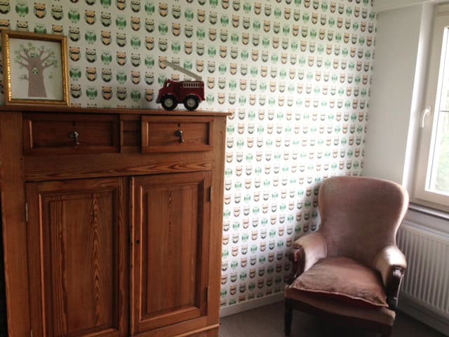 behang-kinderkamer-uiltjes-voorbeeld2 Behang met kinderbehang met dieren en bomen, kinderkamer decoratie.