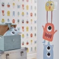 Kinderbehang met kleurrijke monsterfiguren en muurstickers.