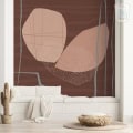 Behang, kinderbehang met abstracte vormen in aardetinten.