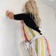 Kinderbehang, kinderkamer behang met kind dat muur bewerkt.
