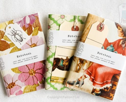 Behang, kinderbehang notitieboekjes met bloemen en dieren.