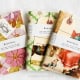 Behang, kinderbehang notitieboekjes met bloemen en dieren.