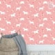 Behang, kinderbehang met witte paarden en bloemen op roze achtergrond.