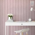 Behang, kinderbehang met zachte roze tinten en subtiele patronen.